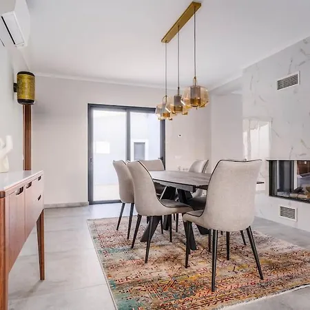 Luxurious 4bedroom Retreat *