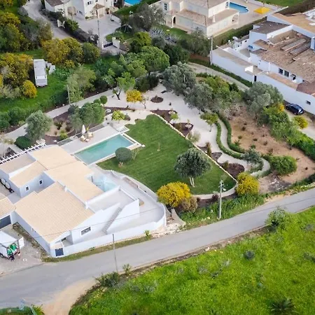 Luxurious 4bedroom Retreat *
