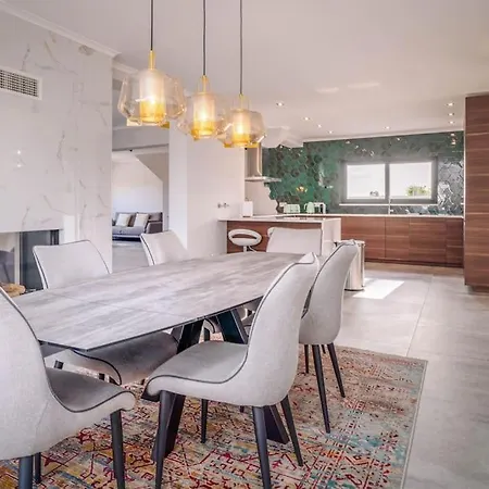 Luxe: Private 4br Designer With Pool * Lagos